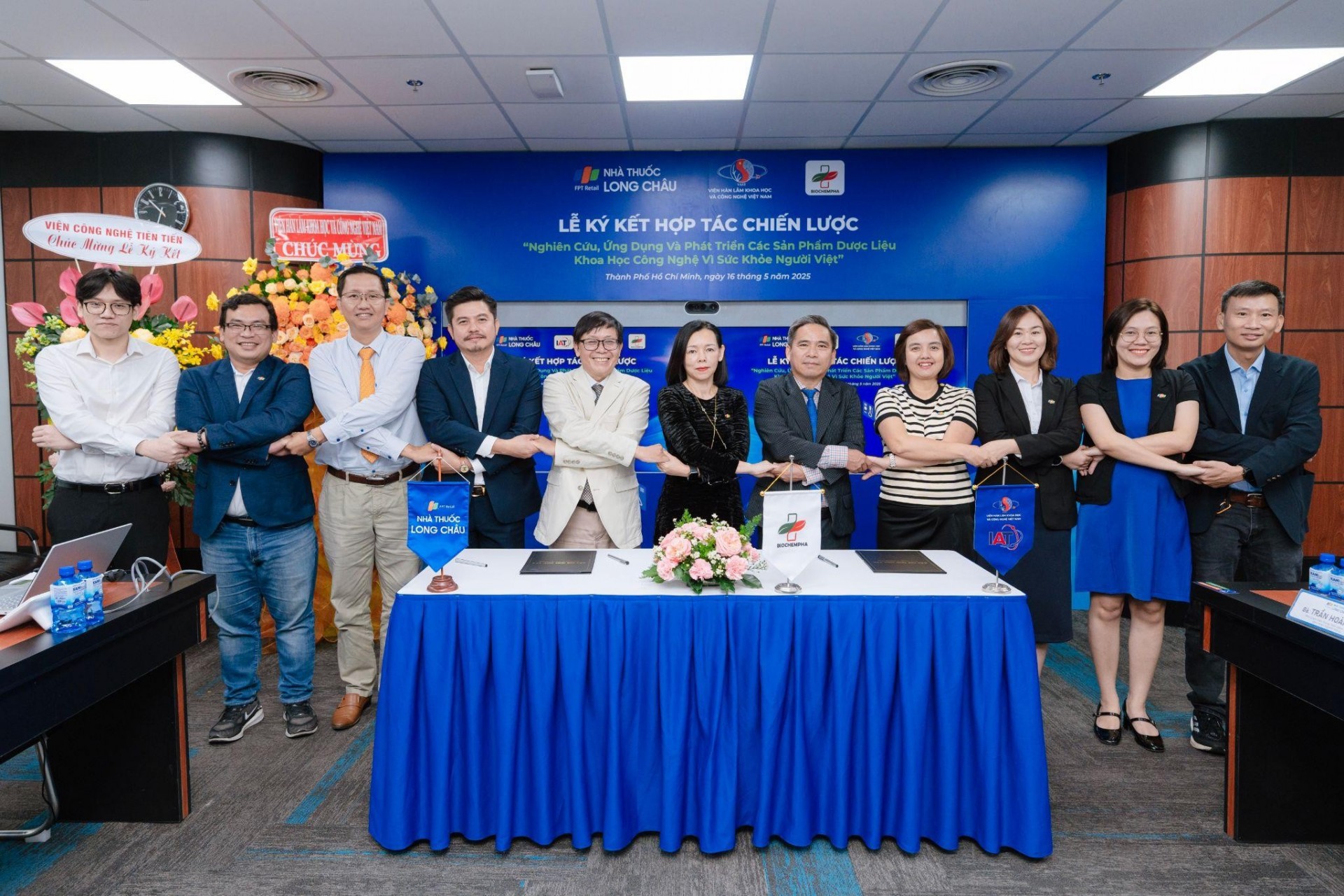 Từ phòng nghiên cứu đến lòng tin: Long Châu bắt tay Viện Công Nghệ Tiên Tiến xây “hàng rào khoa học” chăm sóc sức khỏe người Việt