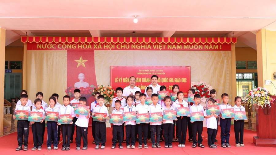 Vietcombank trao 8.000 suất học bổng “Cùng em tiến bước”